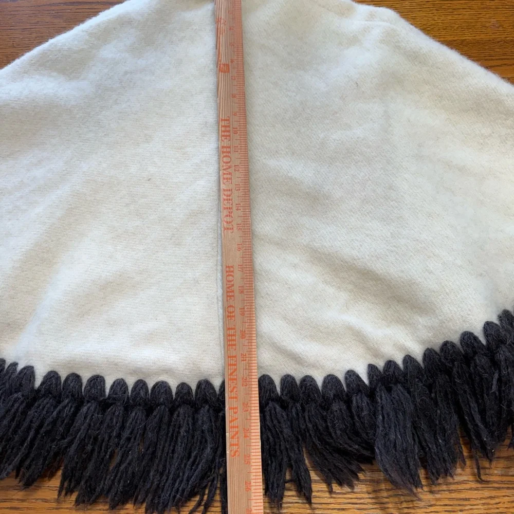 Elegant Black and White Cape Icelandic Design Vintage Small 100% Virgin Wool - Picture 8 of 9